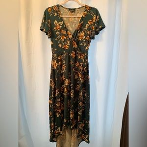 Fortune + Ivy, Md, high low hem, dark green floral, NNT